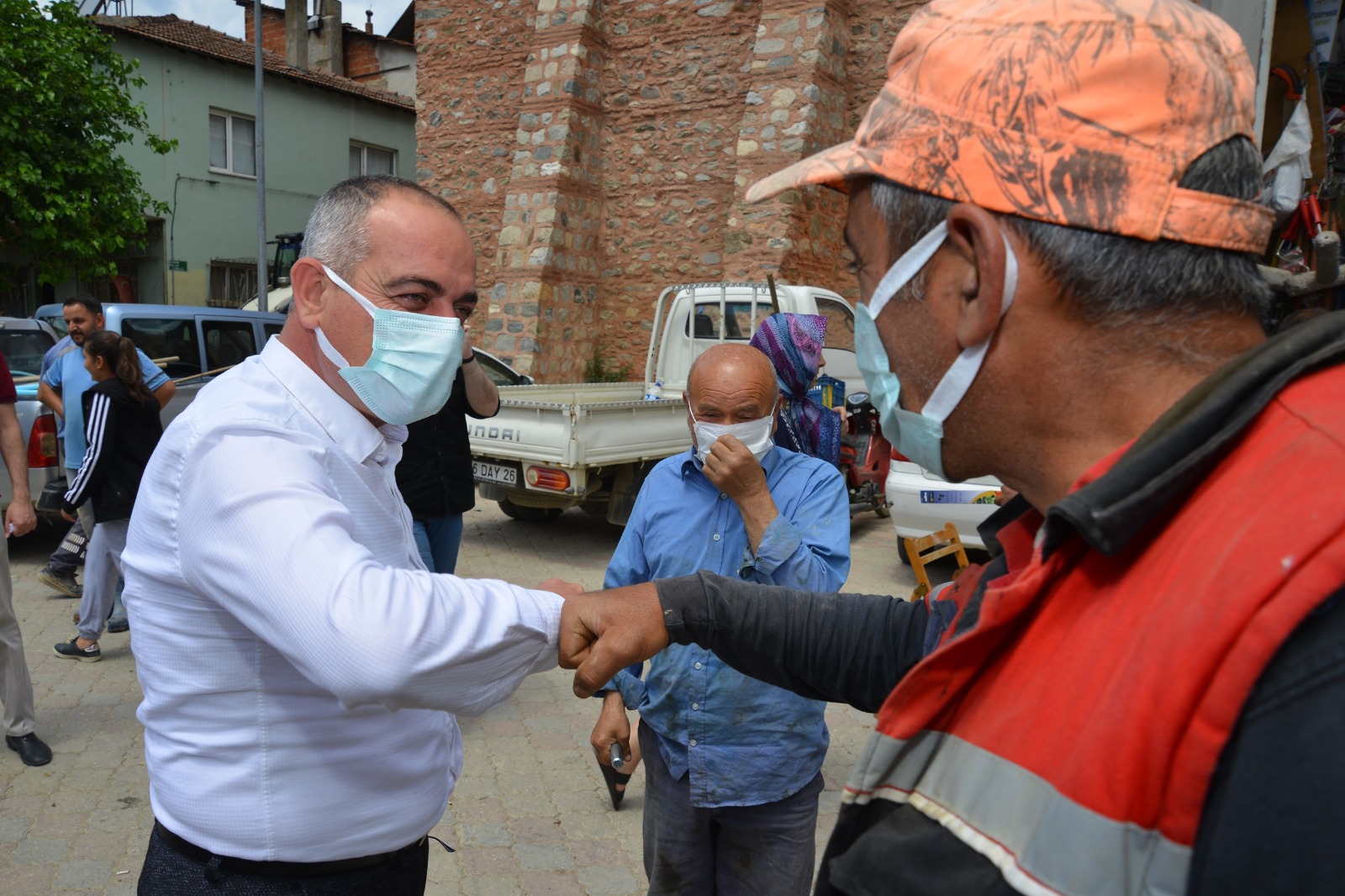 Binlerce domates fidesi Gemliklilere hediye ediliyor
