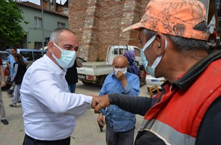 Binlerce domates fidesi Gemliklilere hediye ediliyor