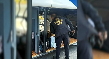 Bitlis'te yolcu otobüsü ve iki araçta 1 kilo 78 gram metamfetamin ele geçirildi; 5 tutuklama