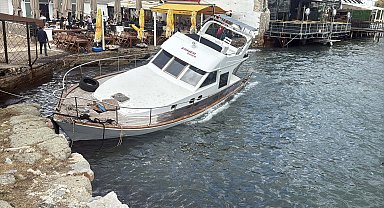 Bodrum'da kuvvetli rüzgar; tekne karaya vurdu
