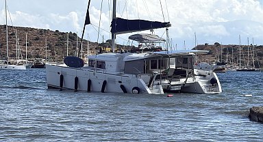 Bodrum'da kuvvetli rüzgar; tekne karaya vurdu