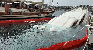 Bodrum'da iskeleye demirli lüks yat su alıp battı