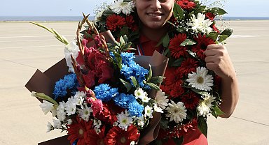 Boks Şampiyonu Kethüda'ya çiçekli karşılama