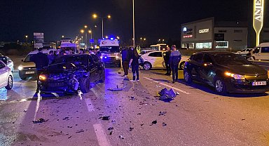 Bursa'da 5 aracın karıştığı zincirleme trafik kazası: 3 yaralı