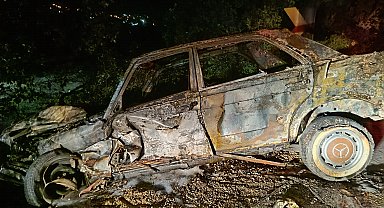 Bursa'da, ciple kafa kafaya çarpışan otomobil alev aldı