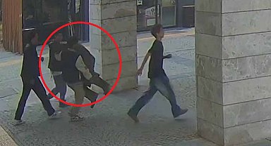 Bursa'da gençlerden Nazım ve Münevver'e tebessüm ettiren dokunuş