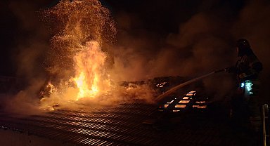 Bursa'da oto yedek parça dükkanında yangın; 4 iş yeri hasar gördü