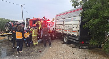 Bursa'da traktör yüklü çekici ile kamyonet çarpıştı: 4 yaralı