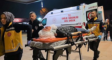 Bursa'da otomobil duvara çarptı: 3 yaralı