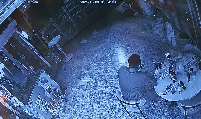 Camı kırıp girdiği markette yedi, içti ve gitti