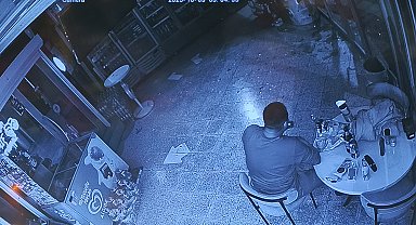 Camı kırıp girdiği markette yedi, içti ve gitti