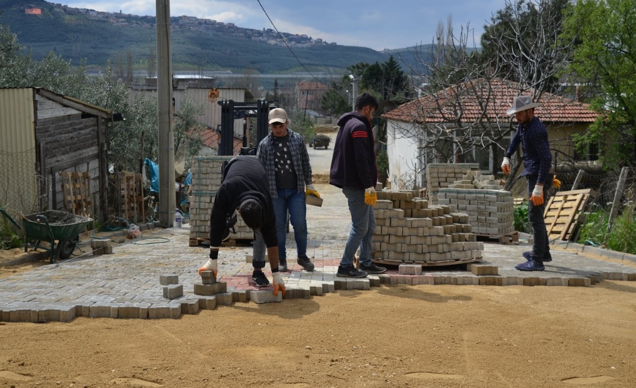 Çamurlu yollar parke ile kaplandı