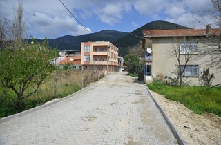 Çamurlu yollar parke ile kaplandı