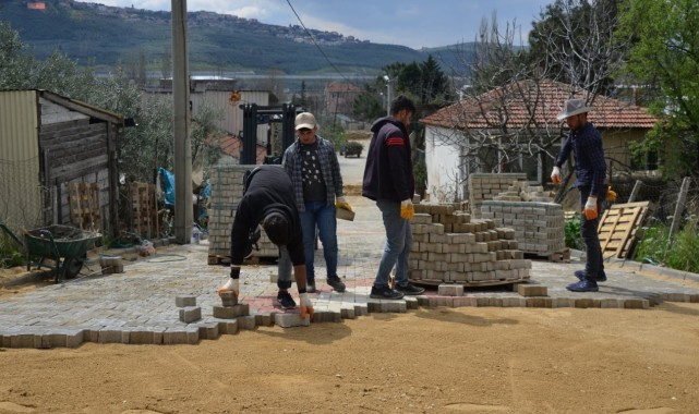 Çamurlu yollar parke ile kaplandı