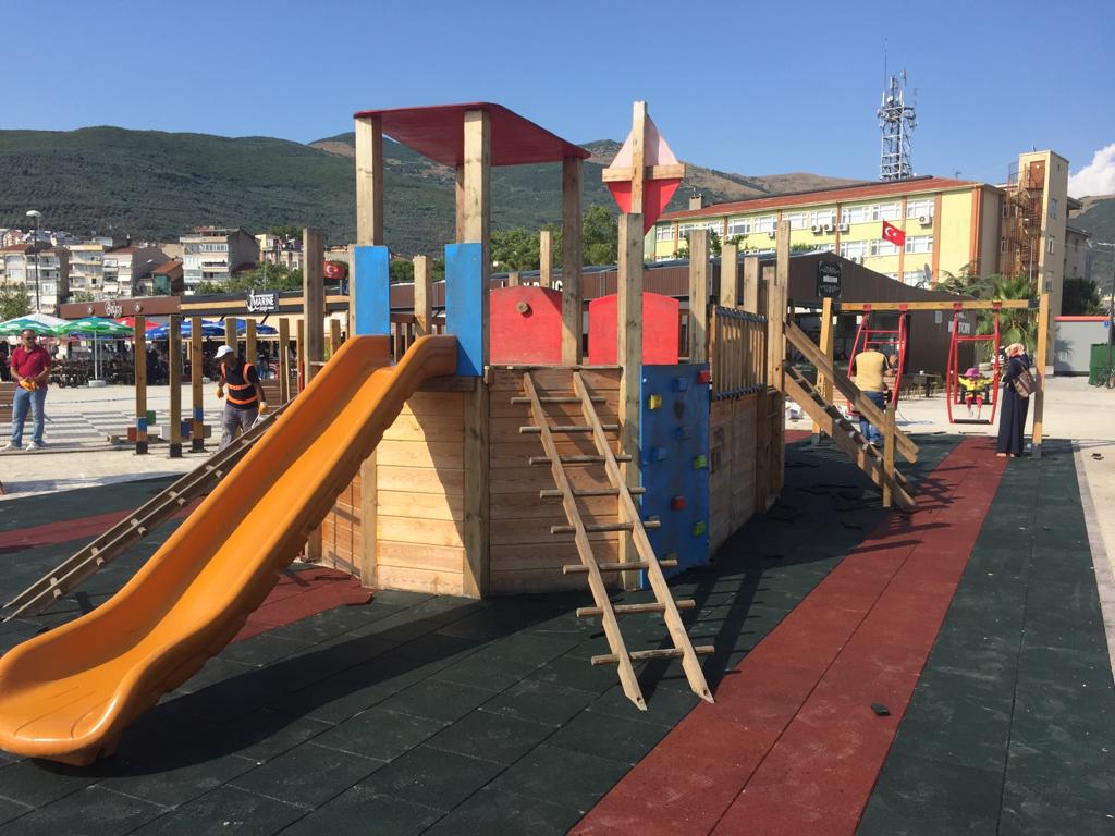Çocuk parkında taş zemin kauçuk kaplandı