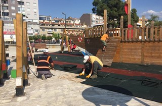 Çocuk parkında taş zemin kauçuk kaplandı