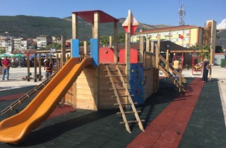 Çocuk parkında taş zemin kauçuk kaplandı