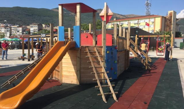 Çocuk parkında taş zemin kauçuk kaplandı