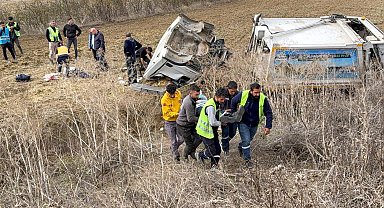 Çöp toplama kamyonu tarlaya devrildi; 3 yaralı