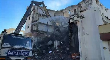 Depremde hasar gören 47 yıllık banka binası yıkılıyor