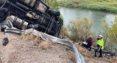 Devrilen TIR'da sıkışan sürücü 2 saatlik çalışmayla kurtarıldı