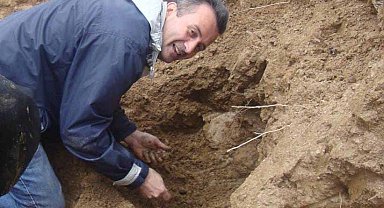 Doğadan topladığı taşları 40 yıldır işleyip, takıya dönüştürüyor