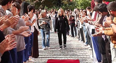 Dünya şampiyonu yüzücü Defne Kurt, okulunda coşkuyla karşılandı