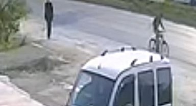 Durakta beklerken hafif ticari aracın çarptığı kadın öldü; kaza anı kamerada