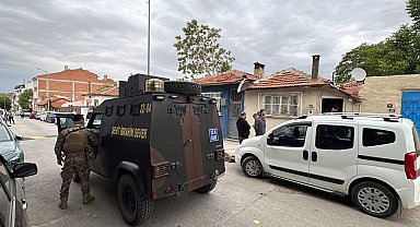 Edirne'de bir evde 15 kaçak göçmen ile 4 FETÖ şüphelisi yakalandı