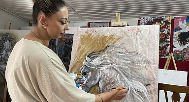 El dokuması halı ve kilimleri resimlerine 'tuval' yaptı