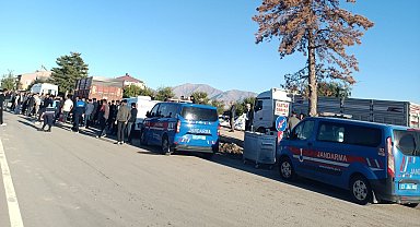 Elazığ'da park halindeki kamyona çarpan motosikletteki 2 kişi öldü