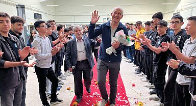 Emekli olan Bayram öğretmen 37 yıl görev yaptığı okuldan kırmızı halıyla uğurlandı