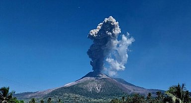 Endonezya'daki Lewotobi Laki-Laki Yanardağı'nda patlama meydana geldi