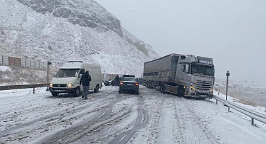 Erzincan-Sivas kara yolunda kar yağışı ulaşımı aksattı