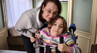 Evde eğitim gören SMA'lı Melek, sağlığına kavuşmak istiyor