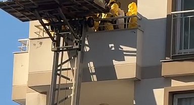 Evden kötü koku gelince cansız bedeni bulundu; ceneze asansörlü araçla indirildi
