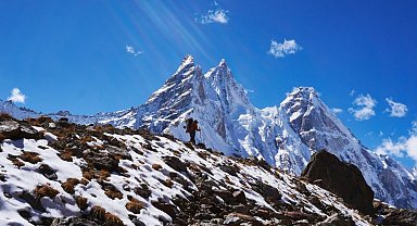 Everest Dağı'nda kar fırtınası nedeniyle yaklaşık 1000 kişi mahsur kaldı