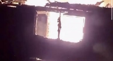 Evinde çıkan yangında pencereden atlayan kişi yaralandı