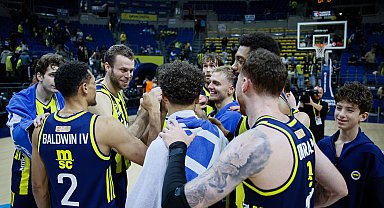 Fenerbahçe taraftarı parkede takımlarını yalnız bırakmıyor