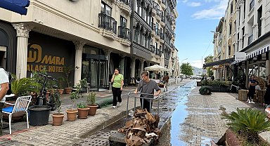 Fethiye'de sağanak sonrası sel suları çekildi; temizlik çalışması yapıldı
