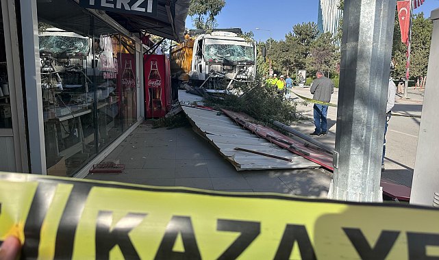 Freni boşaldığı öne sürülen kamyon 7 iş yerine çarptı