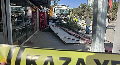 Freni boşaldığı öne sürülen kamyon 7 iş yerine çarptı