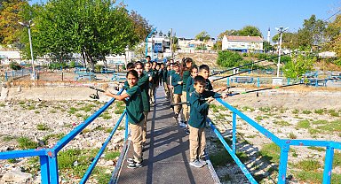 Gediz kurudu, öğrenciler boş nehir yatağına olta attı