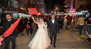 Gelinlik ve damatlıkla Cumhuriyet kutlamasına katıldılar