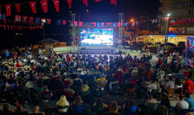 Gemlik, 12 Dev Adam’ın Final Heyecanını Meydanda Yaşadı