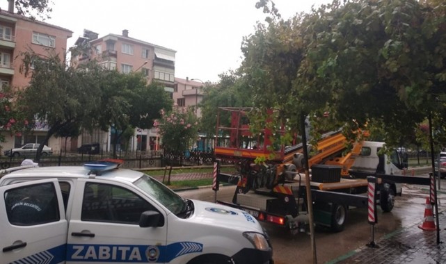 Gemlik Belediyesi ekipleri fırtınaya meydan okudu