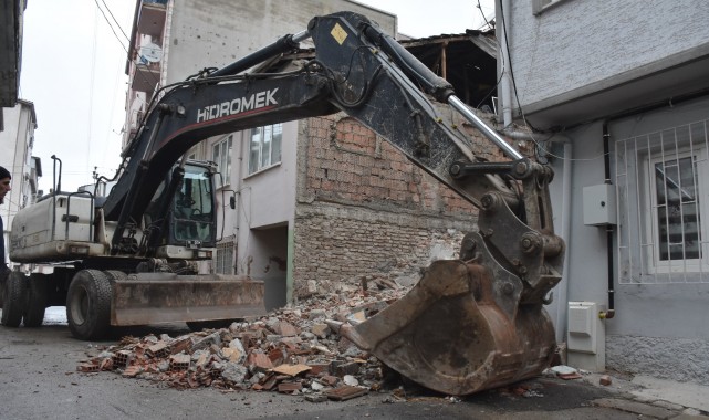 Gemlik Belediyesi metruk bina yıkımlarını sürdürüyor