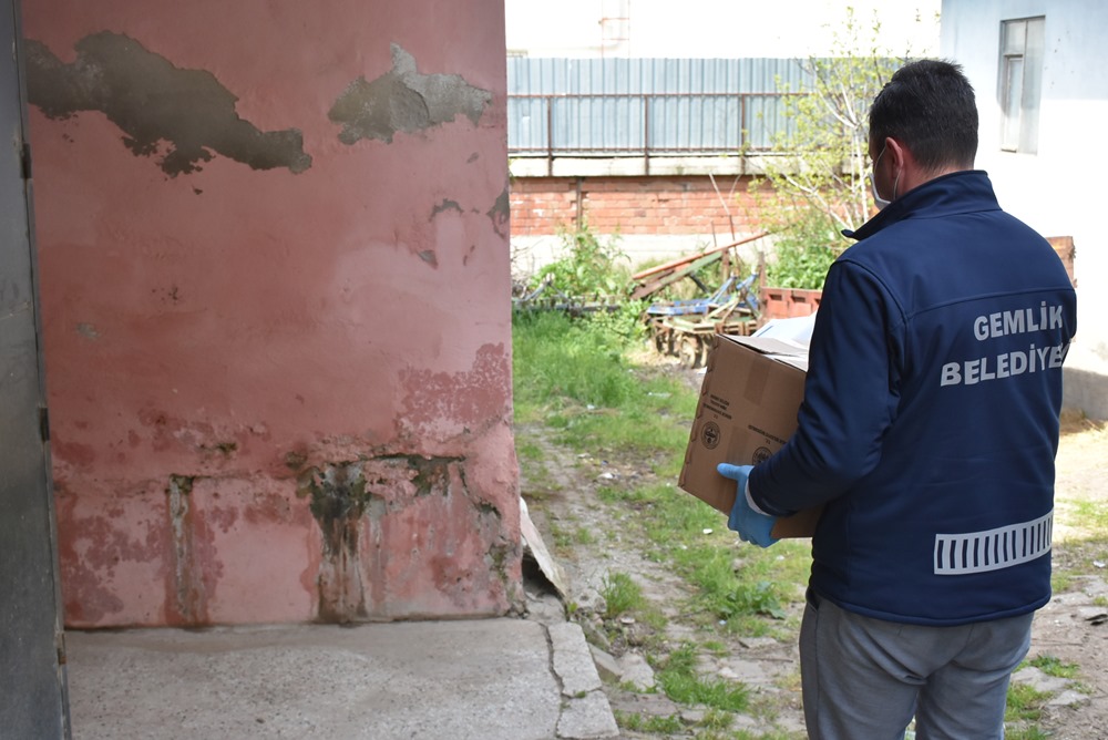 Gemlik Belediyesi’nden bin aileye erzak desteği