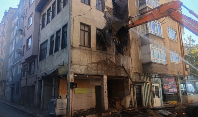 Gemlik Belediyesi’nden Metruk Binalara Güvenli Yıkım Çalışması