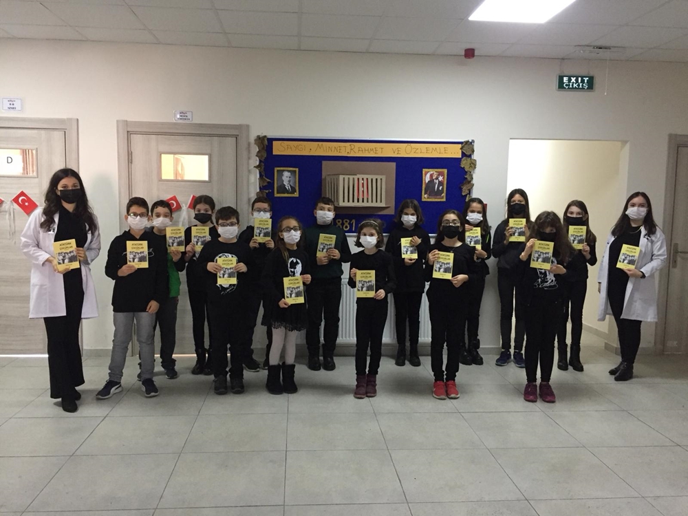 Gemlik Belediyesi’nden öğrencilere kitap hediyesi